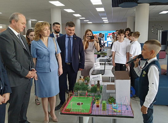 Лариса Тутова отметила лучшие проекты школьных дворов в регионе 